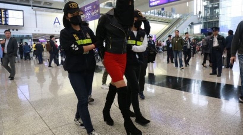 Κεχαγιόγλου: Οι γονείς της 19χρονης την έστειλαν Καλαμάτα για σπουδές και την είδαν με κουκούλα στο Χονγκ Κονγκ (βίντεο)